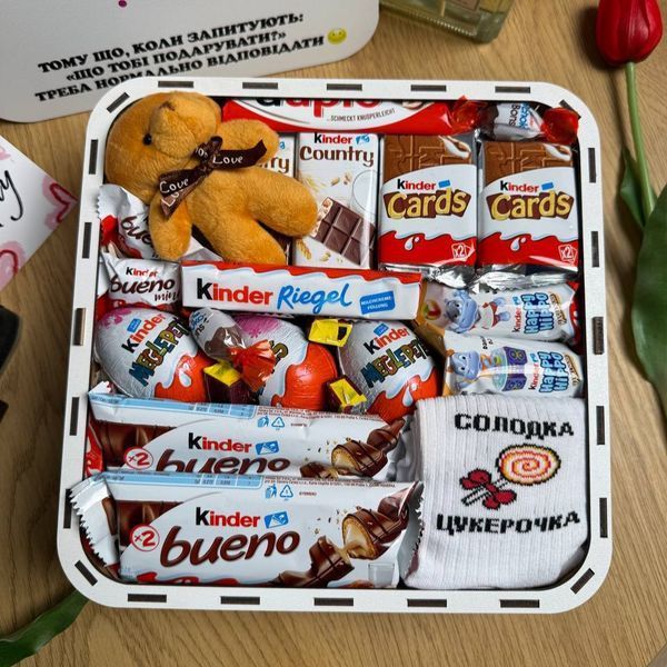 Подарунковий набір бокс з цукерками кіндер шоколад м'якою іграшкою та шкарпетками 1181 фото