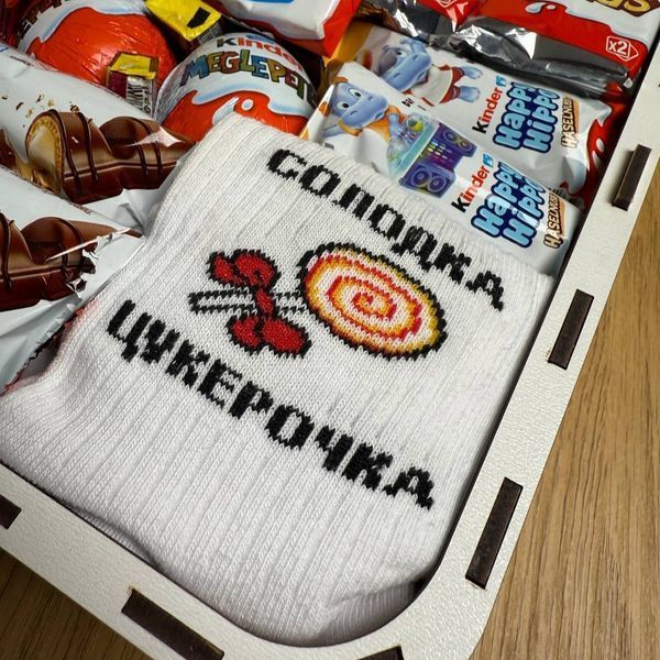 Подарунковий набір бокс з цукерками кіндер шоколад м'якою іграшкою та шкарпетками 1181 фото