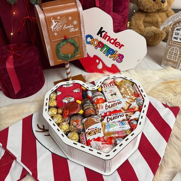 Подарочный новогодний набор бокс киндер сюрприз с конфетами печеньем и носками 1216 фото