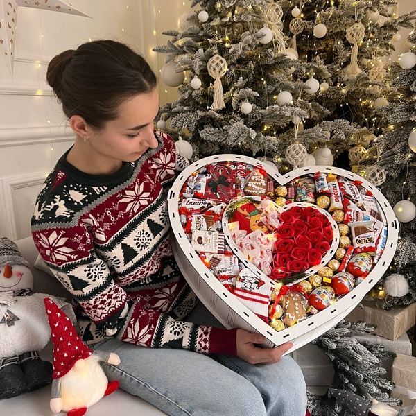 Солодкий подарунковий новорічний набір бокс сердечко для неї з Kinder мильними трояндами та чашкою 1137 фото