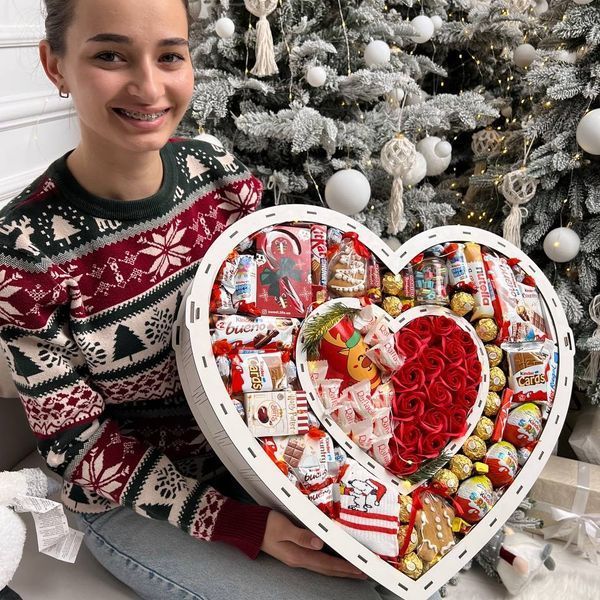 Солодкий подарунковий новорічний набір бокс сердечко для неї з Kinder мильними трояндами та чашкою 1137 фото