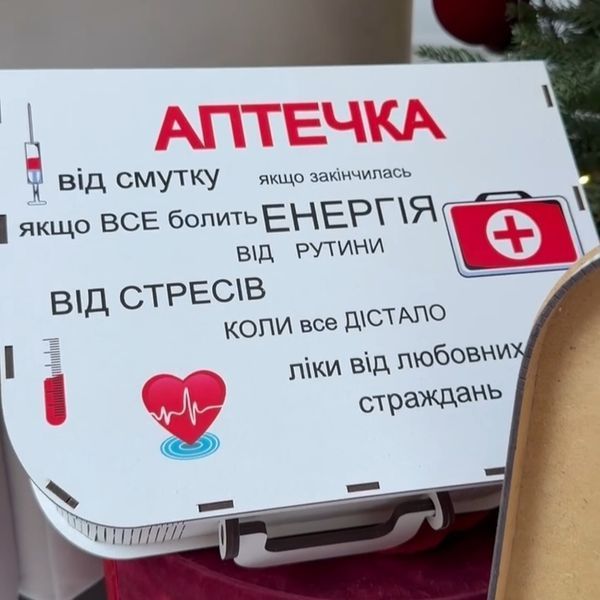 Подарочный сладкий новогодний набор бокс аптечка сюрприз с конфетами и носками 1229 фото