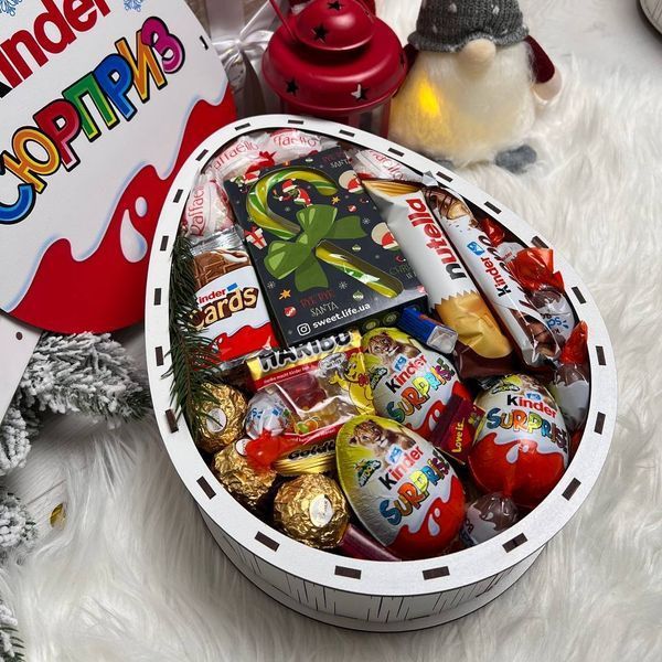 Солодкий подарунковий новорічний бокс Kinder Surprise з цукерками 1125 фото