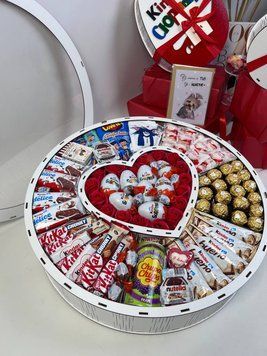 Подарунковий круглий бокс з цукерками та трояндами в середині у вигляді серця 1056 фото