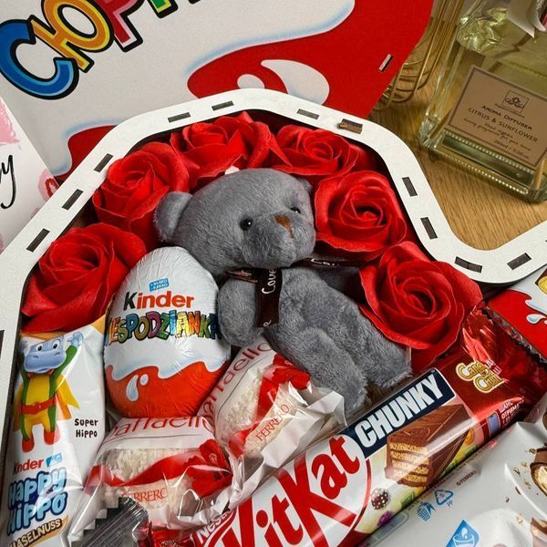 Подарунковий набір кіндер серце із цукерками солодкий подарунок бокс Kinder із солодощами 1180 фото