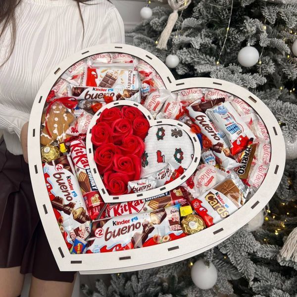 Новорічний подарунковий бокс Зимова казка із солодощами Kinder Raffaello та печивом 1141 фото