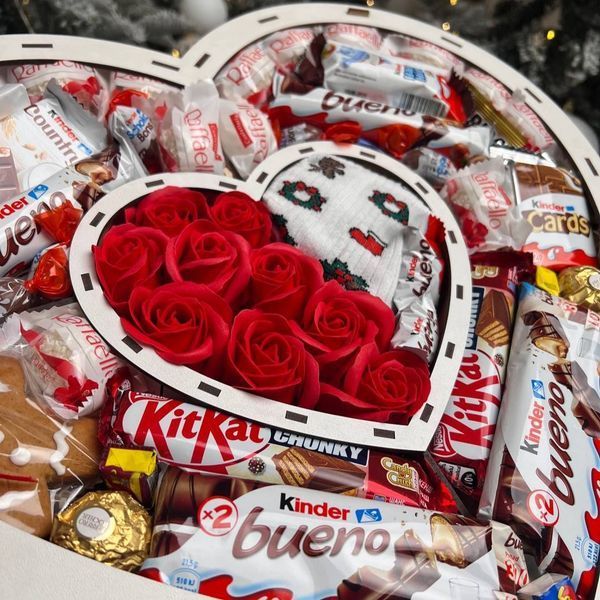 Новорічний подарунковий бокс Зимова казка із солодощами Kinder Raffaello та печивом 1141 фото