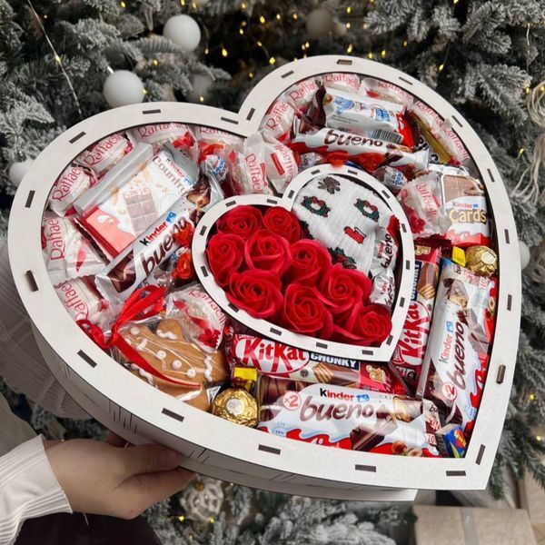 Новорічний подарунковий бокс Зимова казка із солодощами Kinder Raffaello та печивом 1141 фото