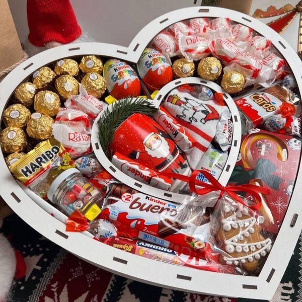 Новорічний солодкий подарунковий набір бокс із солодощами Kinder чашкою та печивом 1130 фото