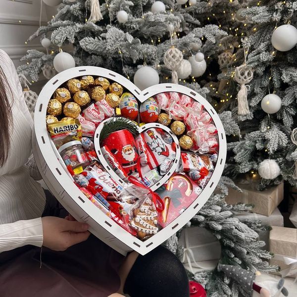 Новорічний солодкий подарунковий набір бокс із солодощами Kinder чашкою та печивом 1130 фото