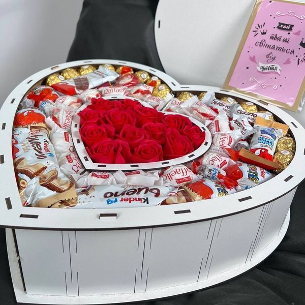 Подарунковий бокс Серце насолоди з Kinder Bueno Ferrero Rocher та мильними трояндами 1110 фото