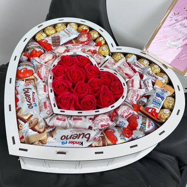 Подарунковий бокс Серце насолоди з Kinder Bueno Ferrero Rocher та мильними трояндами 1110 фото