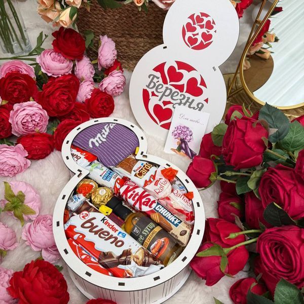 Бокс для девушки подарочный набор с конфетами и носками на восьмое марта 1260 фото