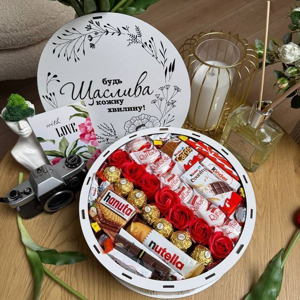 Подарочный бокс Love Story с конфетами шоколадом и мыльными розами 1199 фото