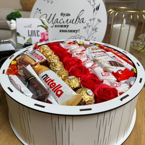 Подарочный бокс Love Story с конфетами шоколадом и мыльными розами 1199 фото