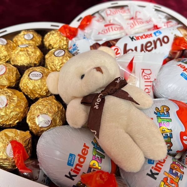 Подарочный набор бокс с киндер шоколадом игрушкой и мыльными розами для девушки 1156 фото