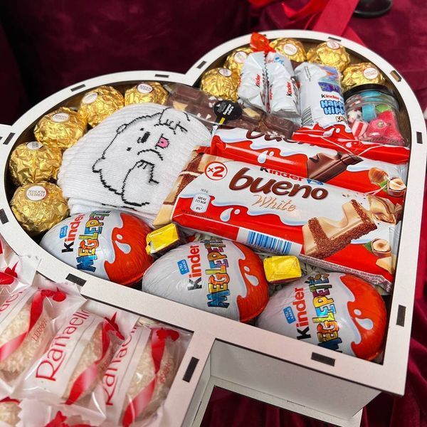 Подарунковий набір бокс для дівчини з Kinder та Raffaello подвійне сердечко  1157 фото