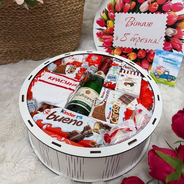 Подарунковий набір бокс на 8 березня з цукерками шкарпетками та трояндами 1263 фото