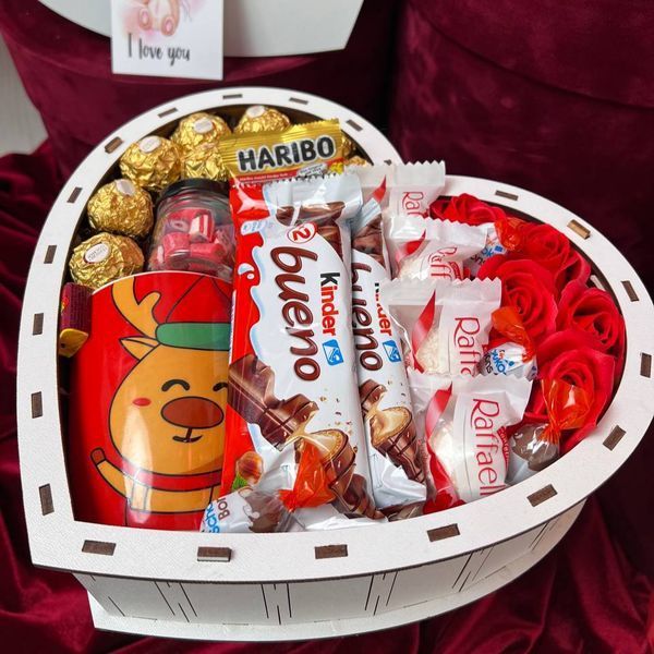 Сладкий бокс сердечко с конфетками Ferrero чашкой и мыльными розами 1167 фото