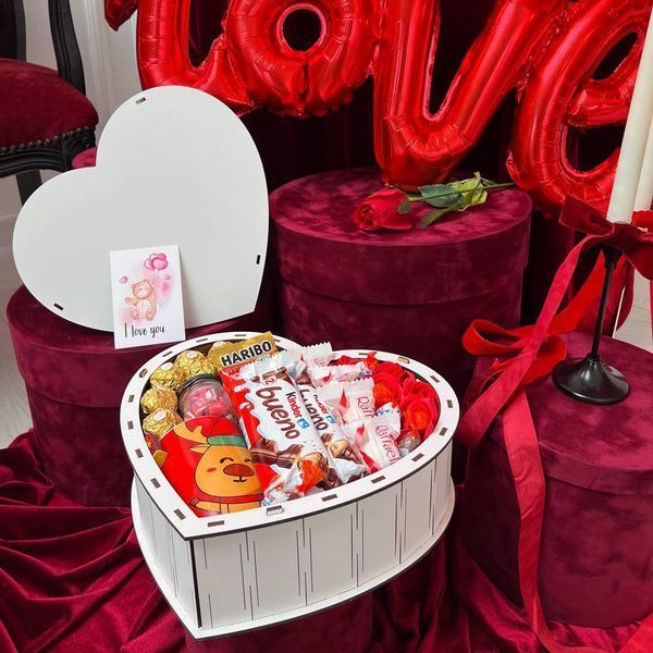 Сладкий бокс сердечко с конфетками Ferrero чашкой и мыльными розами 1167 фото